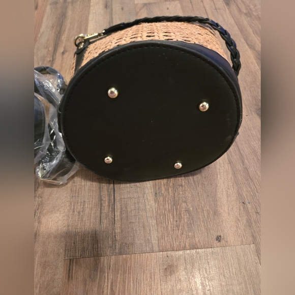 Tommy Bahama Rattan Woven Handbag Bucket Bag Convertible in black - Picture 2 of 3